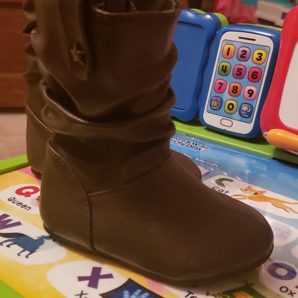 Children's place faux leather  BOOTS - Picture 2 of 2